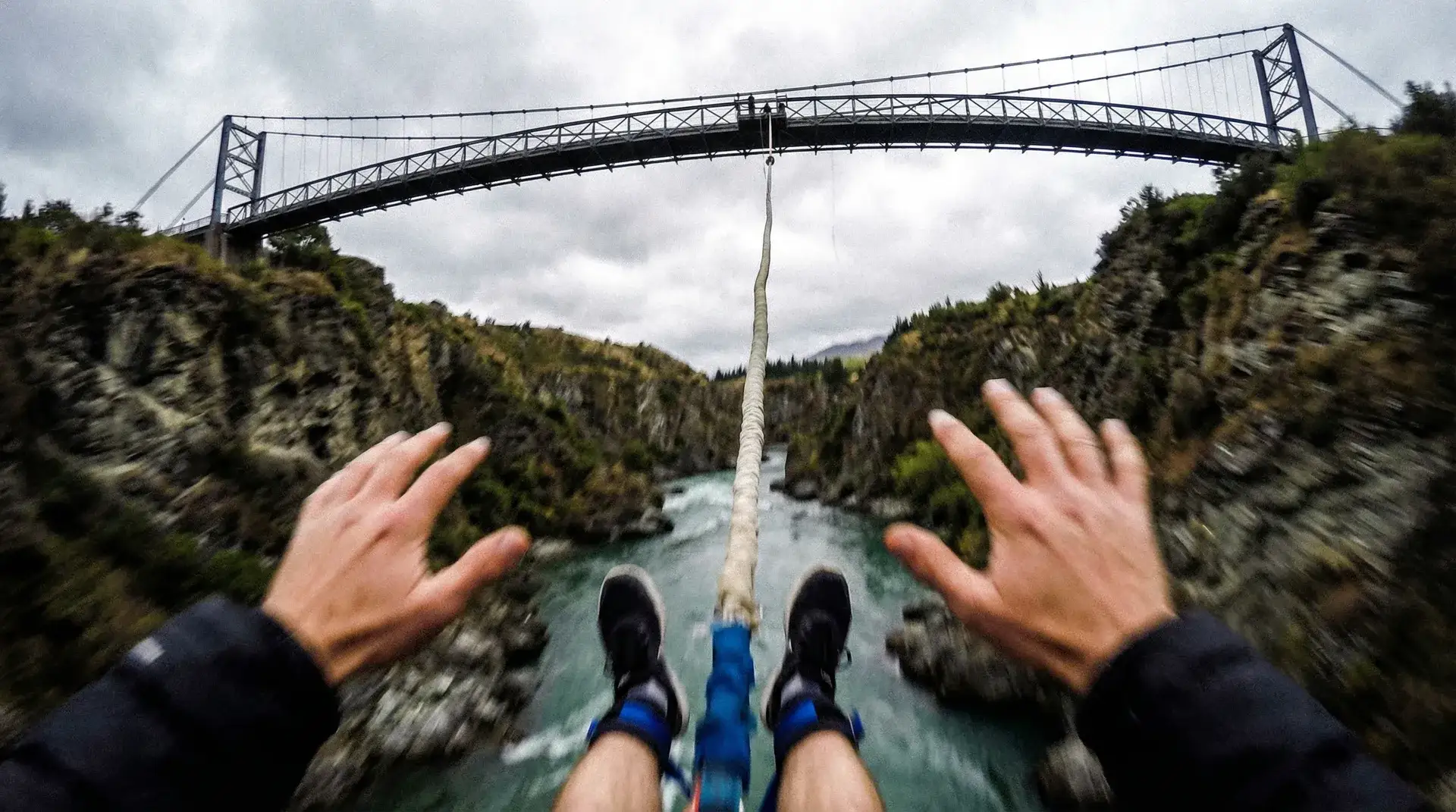 高桥蹦极自由落体 - 打飞机 第一视角